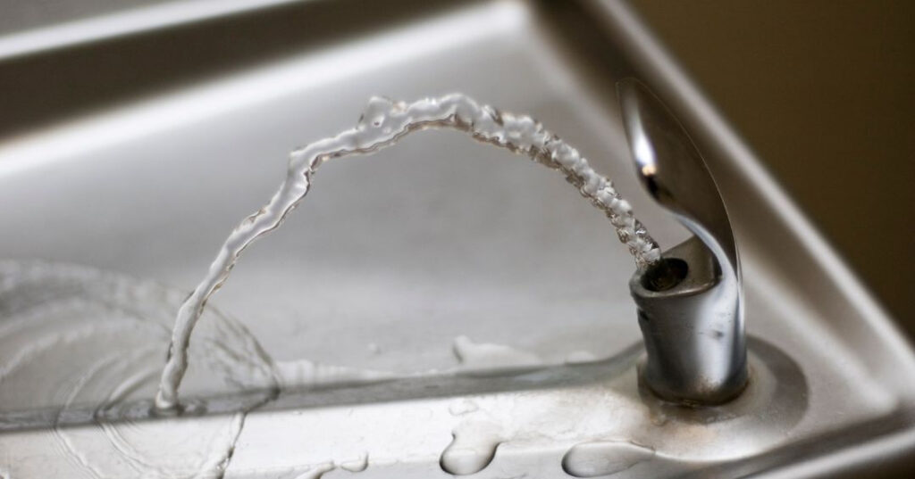 Conserto de Bebedouro em Governador Valadares | Assistência Perto de Mim vazamento de agua no bebedouro